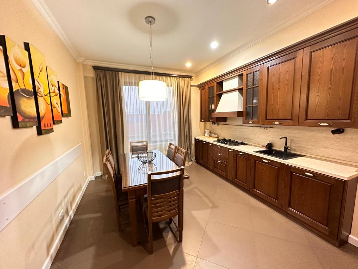 Apartment In Downtown "Rustaveli Residence" 第比利斯 外观 照片