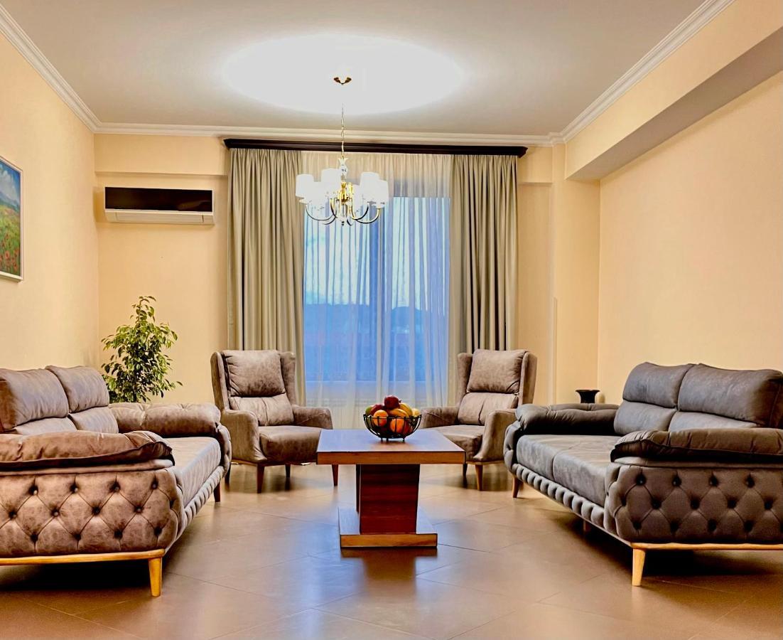 Apartment In Downtown "Rustaveli Residence" 第比利斯 外观 照片